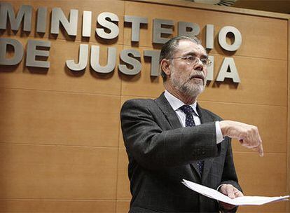 El ministro de Justicia, Mariano Fernández Bermejo, comunica el inicio del proceso de ilegalización de ANV y PCTV