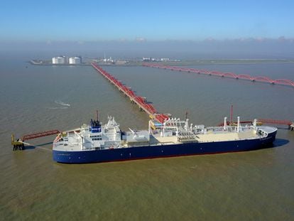 Un barco transporta gas natural licuado proveniente de Rusia.
