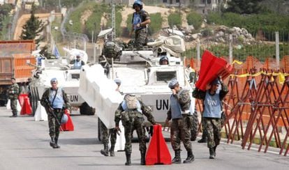 Cascos azules españoles colaboran con el Ejército israelí en la construcción del muro entre Israel y Líbano.