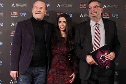 Los actores Lluís Homar (izqda.) e Inma Cuesta, acompañados por el presidente de la Academia de Cine, Enrique González Macho, en el acto de la lectura de los finalistas de los Premios Goya.