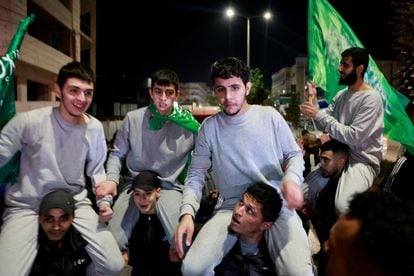 Varios jóvenes palestinos eran aupados este domingo en Ramala (Cisjordania) tras ser puestos en libertad de una cárcel israelí.