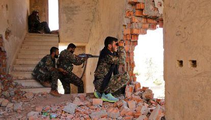 Combatientes kurdos de las YPG, en un enclave sirio en julio.