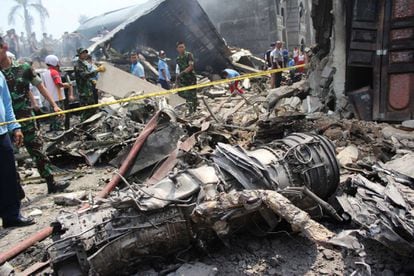 El avión de transporte 'Hércules' volaba desde una base de la Fuerza Aérea en Medan con destino a las remotas islas Natuna pero se estrelló minutos después de despegar, según ha contado el general Basya. En la imagen, restos del avión tras el accidente, el 30 de junio de 2015.
