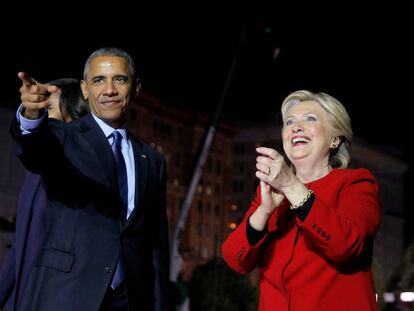 Barack Obama y Hillary Clinton durante un acto de campa&ntilde;a. 