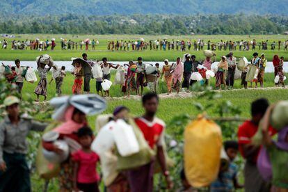 Refugiados de la minoría étinica musulmana rohinyá, que cruzaron la frontera de Myanmar hace dos días, se dirigen hacia el campo de refugiados de Palang Kahli (Bangladés).