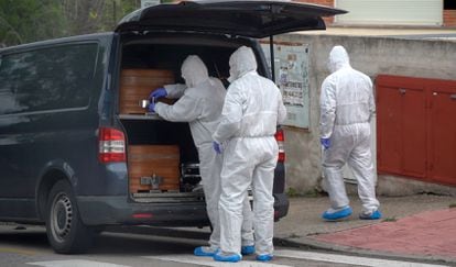 Varios operarios trasladan el 14 de abril cadáveres de la residencia geriátrica "Los Peñascales", en Torrelodones (Madrid).