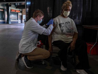 Un enfermero administra gratuitamente la vacuna de la gripe a un paciente en Comerika Park, en el centro de Detroit, (Estados Unidos) el 10 de noviembre de 2020.