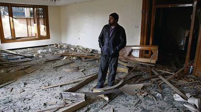 Un hombre en medio de la destrucción tras el ataque contra la Cancillería de España en Kabul.