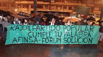 Ciudadanos afectados por los casos Fórum Filatélico y Afinsa se han manifestado en Bilbao frente a la sede del PP para denunciar "la corrupción de la clase política" y su "indefensión" ante una estafa que tuvo lugar hace seis años. EFE/Archivo