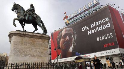 Cartel de Netflix en un edificio de Madrid.