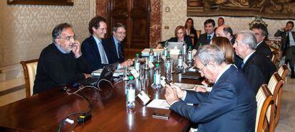 Reunión entre la directiva de Fiat y miembros del Gobierno italiano, entre ellos, el primer ministro Mario Monti (tercero por la derecha).