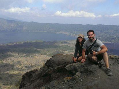 Rafael Mart&iacute;nez y Maria Pallol, en una fotograf&iacute;a tomada durante su viaje por Indonesia.