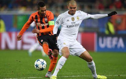 Pepe lucha con Teixeira, del Shakhtar, por un bal&oacute;n.