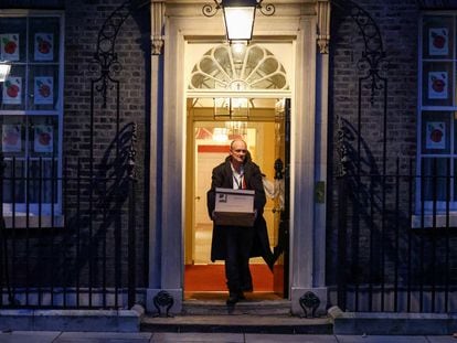 El asesor británico Dominic Cummings abandona Downing Street, en Londres, este viernes.