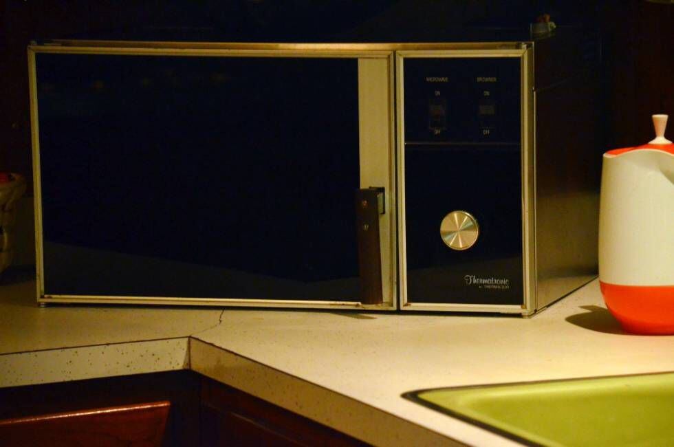 Sobre la repisa de la cocina, uno de los primeros microondas de la historia. |