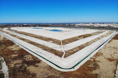 Vista aérea del apilamiento de los fosfoyesos, con Huelva al fondo. 