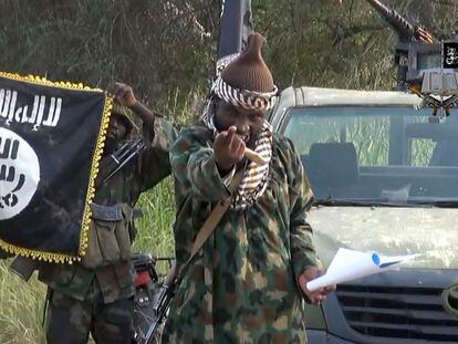 Captura de vídeo de 2014 donde aparece Abubakar Shekau junto a otros miembros de Boko Haram.