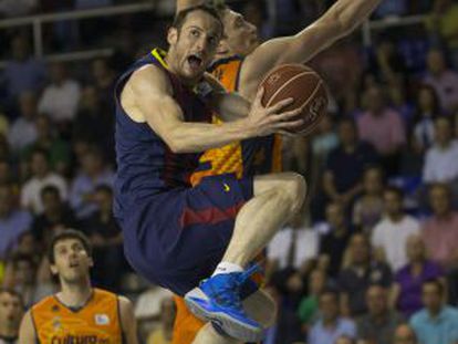 Marcelinho, con el balón, ante Lishchuk