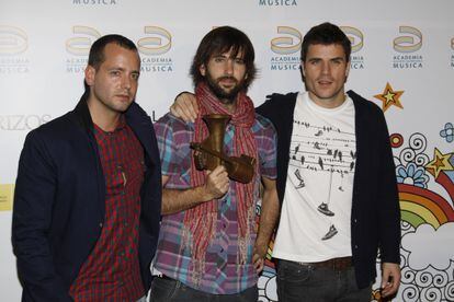 De izquierda a derecha, Chema Ruiz, David Otero y Dani Martín, integrantes de El Canto del Loco, en la XIV edición de los Premios de la Música, en 2010, en Madrid.