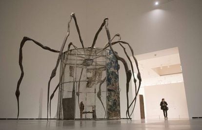 Un hombre camina junto a la obra 'Araña', que forma parte de la exposición sobre Bourgeois que acoge el Museo Guggenheim.