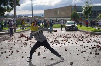 Un manifestante lanza una piedra durante las protestas en Bogotá, el pasado 29 de junio.