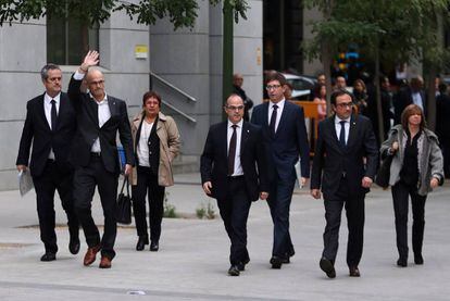 Des de l'esquerra, Joaquim Forn, Raül Romeva, Dolors Bassa, Jordi Turull, Carles Mundó, Josep Rull i Meritxell Borràs, l'any passat a la seva arribada al Suprem.