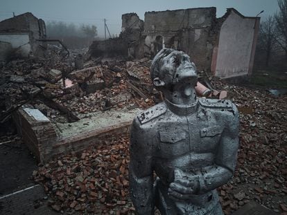 Una estatua de homenaje a un soldado soviético en el patio de una casa ucrania destruida por bombas rusas en Avdiivka.
