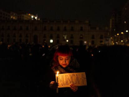 Una mujer participa en las conmemoraciones.