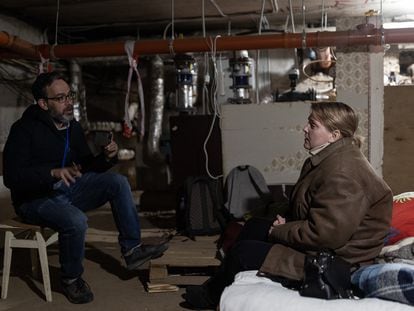 En la imagen, Cristian Segura, periodista de EL PAÍS, entrevista a Svetlana Horovetz en el subterráneo del bloque donde vive durante una alerta de ataque aéreo.