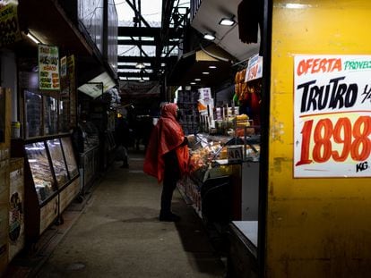 Un ciudadano realiza sus compras en la Vega Central, el mercado más popular de Santiago de Chile.