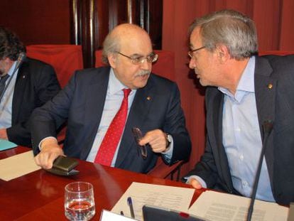 El consejero de Econom&iacute;a, Andreu Mas-Colell, en el centro, durante la comparecencia.