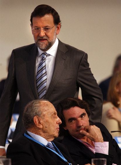 Mariano Rajoy, Manuel Fraga y José María Aznar, durante el XVI Congreso del PP, en Valencia.