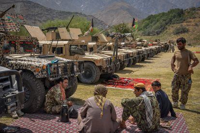 Hombres armados que apoyan a las fuerzas afganas, junto a sus vehículos en Bazarak, en la provincia de Panshir, este jueves.