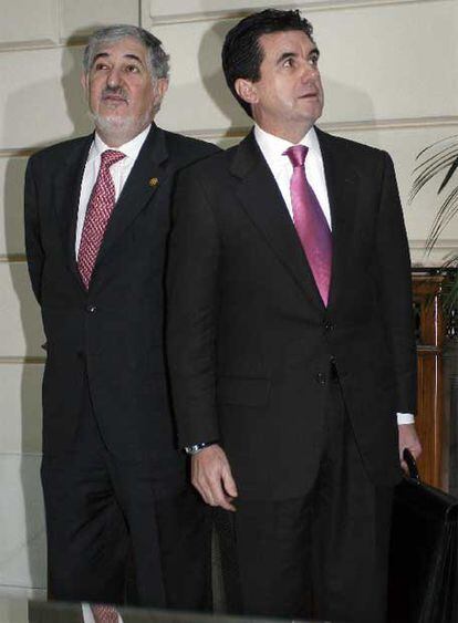 Cándido Conde-Pumpido (izquierda) y Jaume Matas, ayer en Madrid.