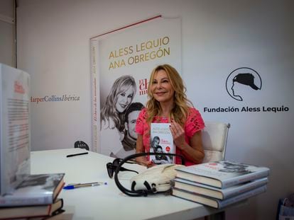 Ana Obregón a su llegada a la caseta 82 de la Feria del Libro de Madrid, este domingo 11 de junio, para firmar ejemplares de 'El chico de las musarañas'.