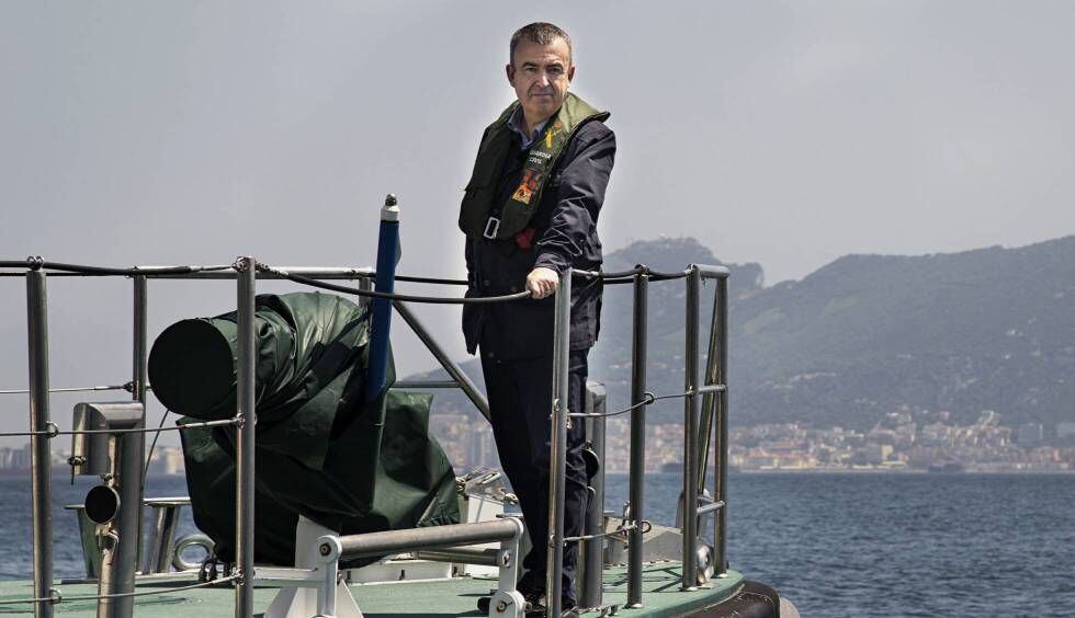 Lorenzo Silva, en una patrullera de la Guardia Civil en Algeciras.