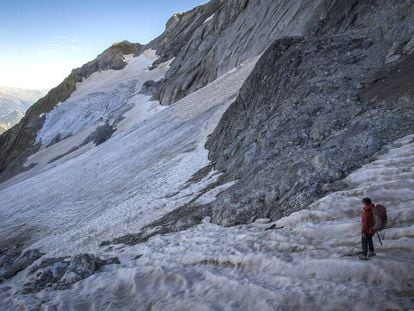 Un montañero contempla el glaciar del monte Perdido, en septiembre.