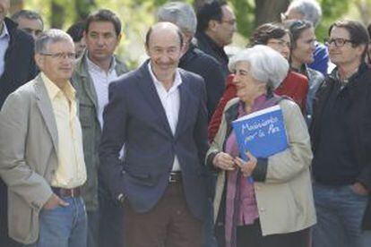 Rubalcaba, ayer en Madrid, tras un acto en la sede del Movimiento por la Paz.