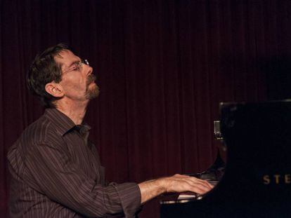 El pianista de jazz estadounidense Fred Hersch tocando en Nueva York, en 2010.