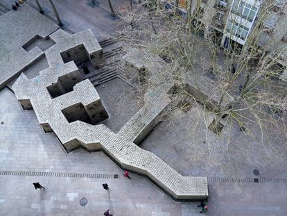 La plaza de los Fueros de Vitoria, un proyecto de Eduardo Chillida y Luis Peña Ganchegui.