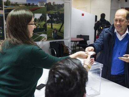El ganador de las primarias, Fernández Leiceaga, en el momento de depositar su voto en Santiago.