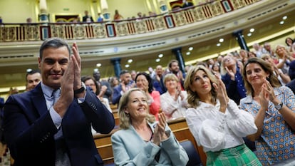 El presidente del Gobierno, Pedro Sánchez, junto a las tres vicepresidentas, tras anunciar impuestos a eléctricas y bancos el pasado 13 de julio en el Congreso.
