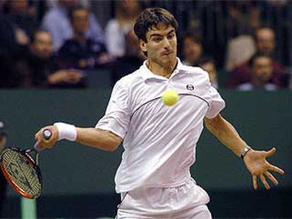 Tommy Robredo se dispone a golpear la pelota para ganar un tanto.