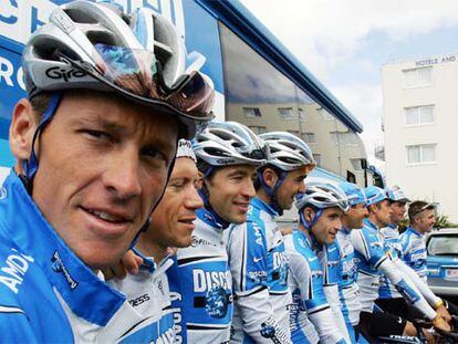 Lance Armstrong posa ayer con sus compañeros de equipo.