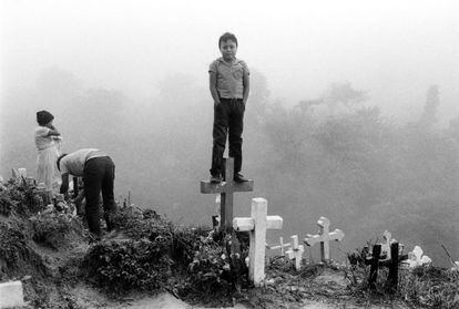 Cementerio de Panchimalco, El Salvador, el Día de muertos, 1 de noviembre, de 1985.