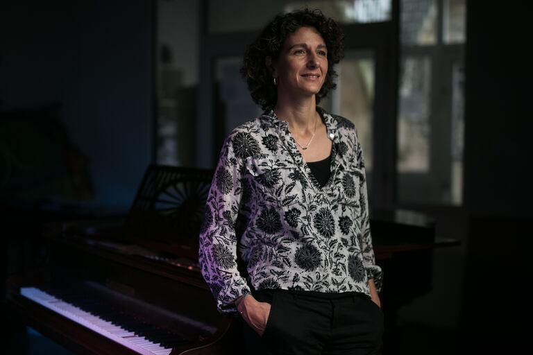 La filósofa Marina Garcés, junto al piano de la escuela MúsicActiva de Barcelona, en la que ha recibido clases.