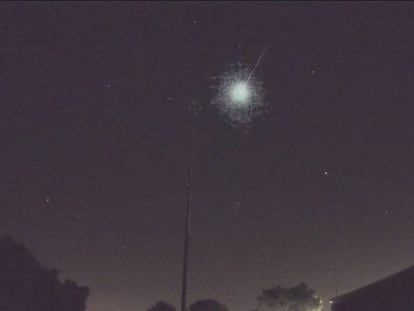 Momento en el que el fragmento del cometa 169P/NEAT cruza el cielo de Madrid, el 31 de julio de 2022.