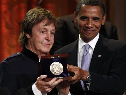 El presidente de Estados Unidos, Barack Obama, entregando a Paul McCartney el premio Geshwin por toda su carrera en junio de 2010.