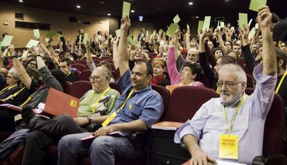 Els militants de la CUP durant la votaci&oacute;. 