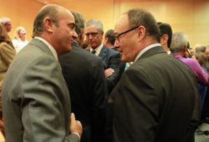 El ministro de Econom&iacute;a, Luis de Guindos (izquierda), junto al goberandor del Banco de Espa&ntilde;a, Luis Mar&iacute;a Linde.